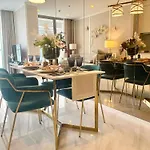 Luxury Modern Best Location Nana Asoke 65Sqm 2 Bed 2 Bathroom Sleeps 4